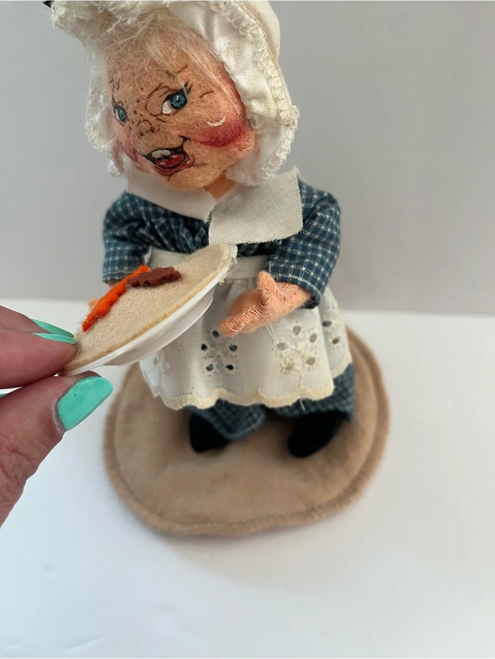 Annalee Thanksgiving Harvest Fall Pilgrim Couple Pie Fawn 1994 8
